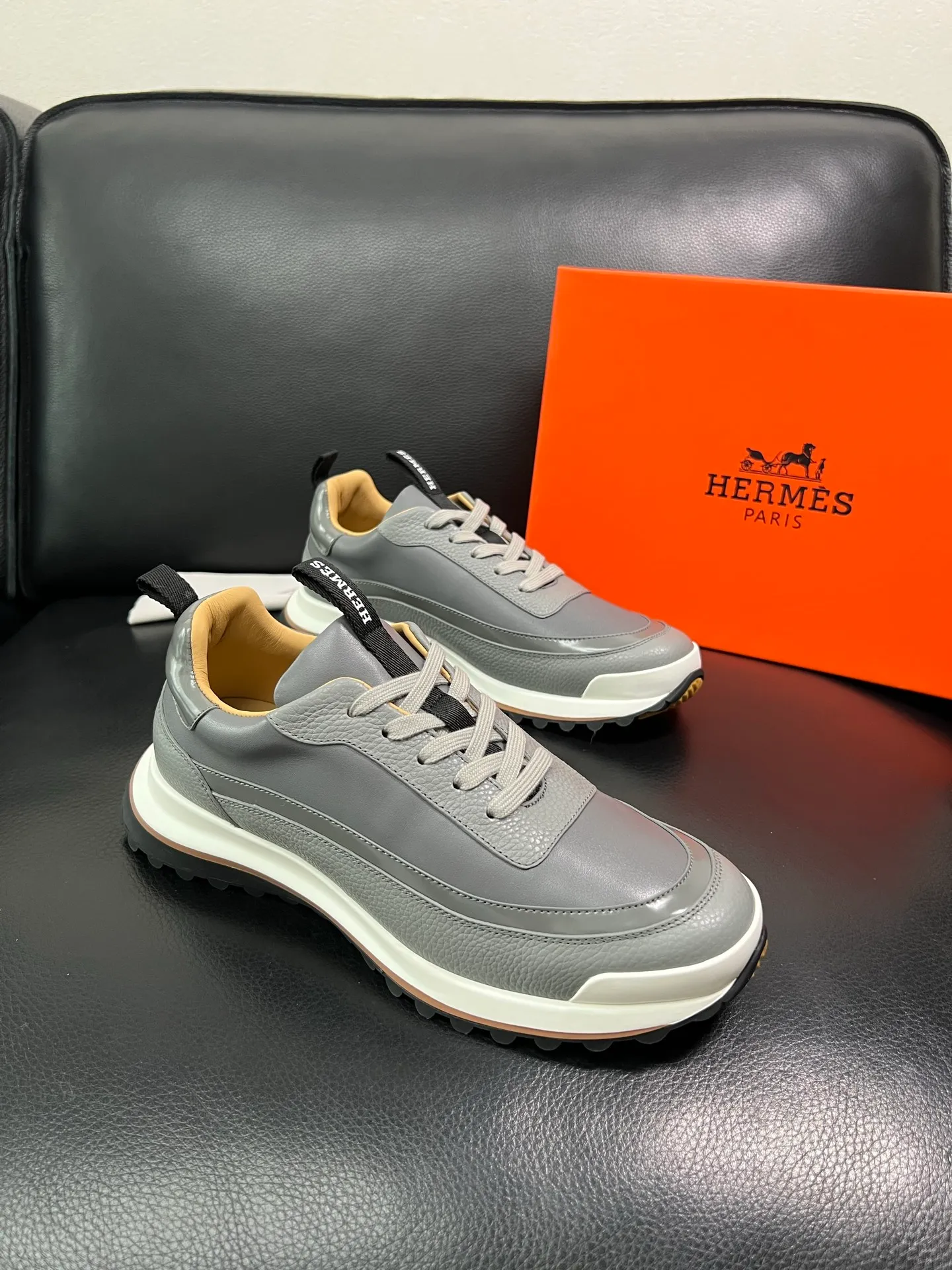 Men's shoes 💰800 Hermes top purchasing Hermes counters are on sale simultaneously with original factory configuration, original cowhide fabrics imported from Italy, high-quality splicing technology, fully imported water-dyed cowhide linings, soles: original soles specially provided by the factory are super comfortable, the original factory follows the order and high quality, you can enter and exit the counter at will, welcome to compare at the counter, code number 39-44 (customized 38 45) 85863